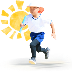 真木保育園の運動会でリレーをする園児