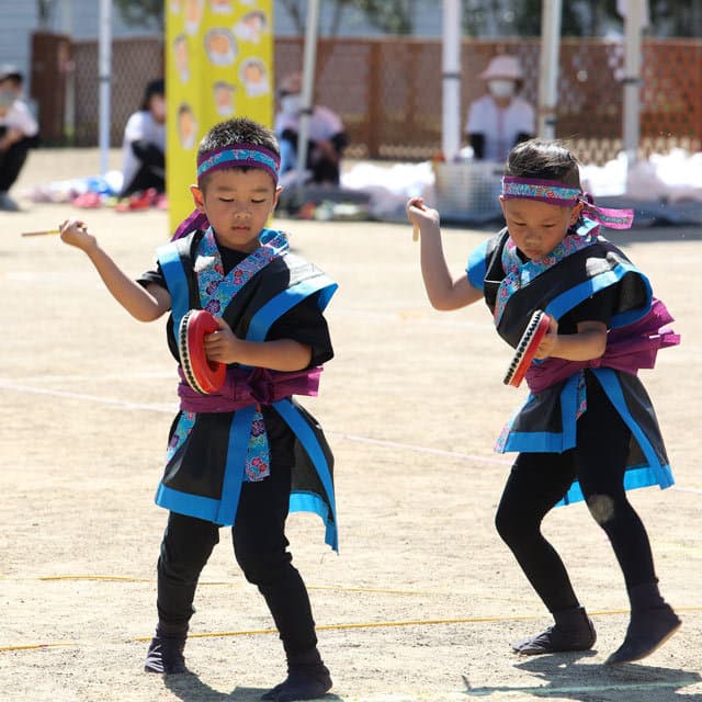 真木保育園の男の子による立派な太鼓打ち