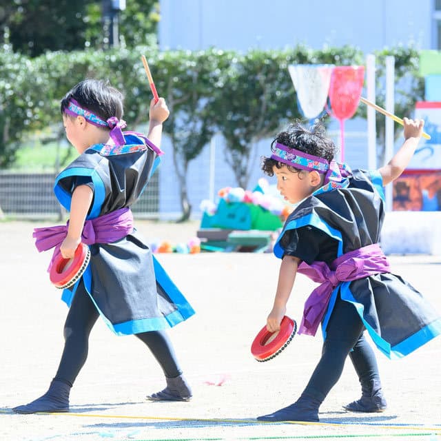 真木保育園の園児による演舞でポーズを決める男の子