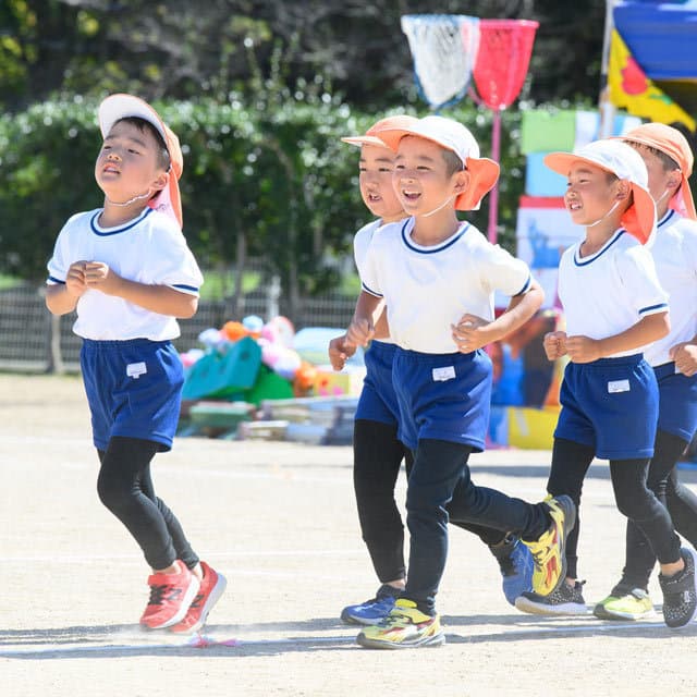 真木保育園の運動会でスタートラインに並ぶ駆け足の園児たち