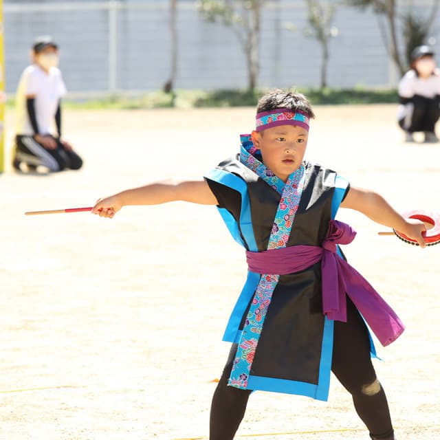 真木保育園の園児で一際目を引く逞しいポーズの男の子