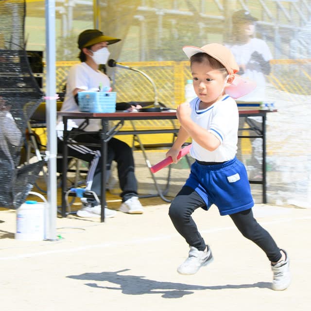 一所懸命に走る真木保育園の男の子